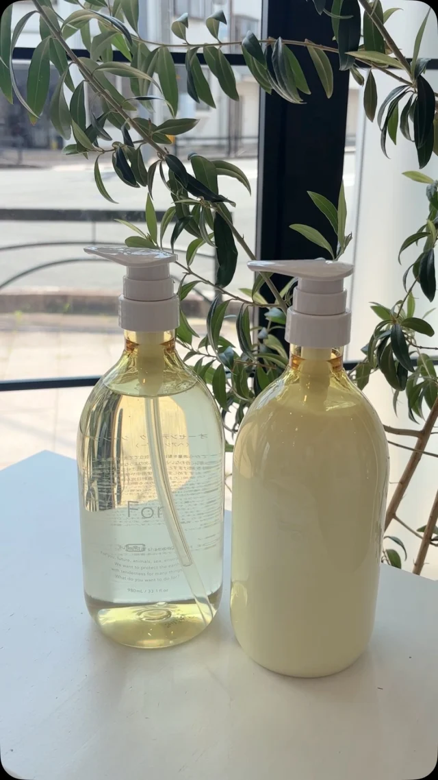 今回はForをご紹介🧴🫧

当店のシャンプーとしても使われている
forシャンプー🫧

なんといっても泡立ちがいい🫧！！！

お手頃価格で家族みんなで使えるのも
魅力のひとつですね♡

植物由来の補修成分トリートメントで
指通り滑らかなさらさら髪へ✨

香りも華やかですがアウトバスの香りを邪魔しない
心地いい香りです💐

気になる方はスタッフまで✨☺️

■Hair resort Reef(@beauty_reef) 
■福島県白河市大手町5-10 
■TEL 0248-24-7277 
■営業時間  9:00〜18:00 
■定休日 毎週日曜日、祝日