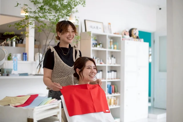 4月からReefに仲間入りさせていただきました🌿

関根 未来（みく）と申します🫧

施術の中でもカラーが好きで、
パーソナルカラー診断の資格を取得しました！
パーソナルカラーの診断を活かし
一人ひとりの魅力を引き出すカラーを
ご提案させていただきます🌈
（パーソナルカラー診断も当店でできるよう準備中です♡）

プライベートでは3児の母として
バタバタな毎日を送っております☺️

趣味は、
・漫画を読むこと！（特に少年系）
・お笑いをみること！
・美味しいものをたべること！です！

“お客様が笑顔になれる居心地の良い空間”を
造れるよう携われたらと思います！

これからどうぞよろしくお願い致します🙇

■Hair resort Reef(@beauty_reef) 
■福島県白河市大手町5-10 
■TEL 0248-24-7277 
■営業時間  9:00〜18:00 
■定休日 毎週日曜日、祝日