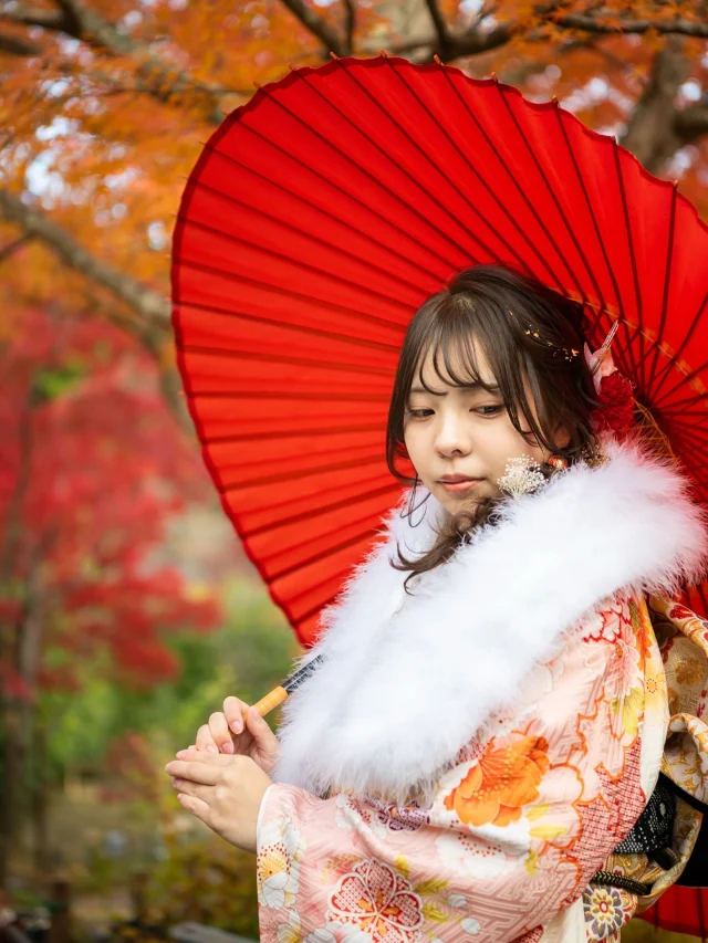 紅葉の彩りに包まれて🍁

晴れ渡る秋空のもと、紅葉の見頃を迎えた南湖公園内にある翠楽苑で二十歳の記念撮影をしました📸

Hair/着付け: @haruka__shioda 
撮影: @reef_teru（ @studio_reef）
ロケーション：翠楽苑

振袖レンタルからヘア・着付け・撮影まで、当店でトータルサポートいたします。

#白河市 #白河市美容室 #成人式前撮り #振袖レンタル #南湖公園 #翠楽苑 #紅葉